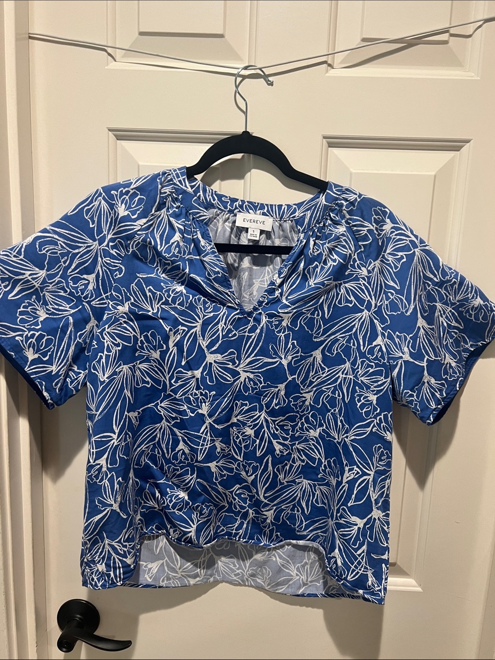 Evereve Blue Floral V-Neck Short Sleeve Tee